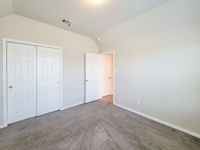 Building Photo - Live comfortably in this stunning Lake Rid...