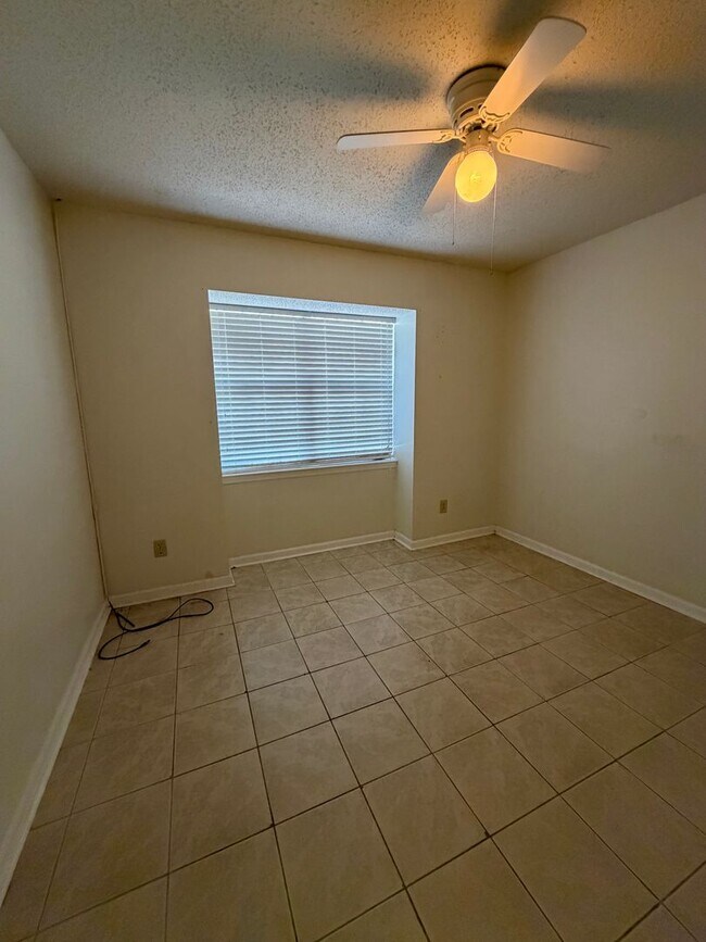 Building Photo - FOR RENT