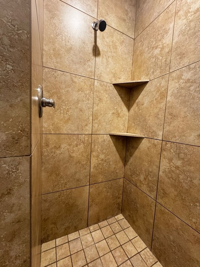 Building Photo - Eastside (Broadway and Wilmot) 3 bedroom, ...