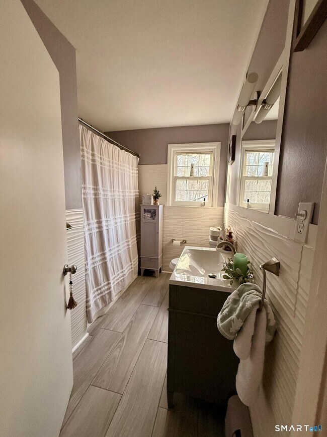 Building Photo - 12 Belaire Dr