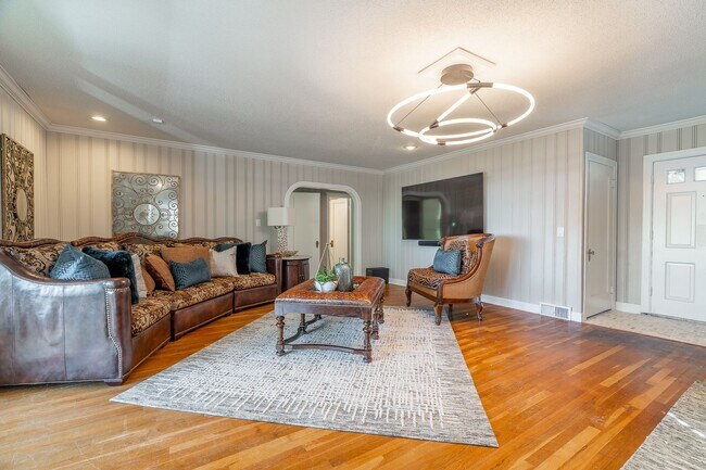 Building Photo - WHAT A VIEW!!! FULLY FURNISHED 5 BEDROOM & 4 BATH ON TOP OF MOUNT SEQUOYAH!!!