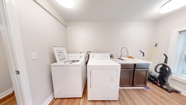 Building Photo - AVAILABLE NOW- SUBLEASE Short distance to Downtown Auburn--One of Kind Home on Sherwood Dr in Auburn