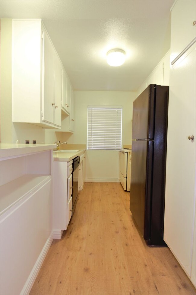 Building Photo - 1 Bedroom Condo For Lease in Fullerton