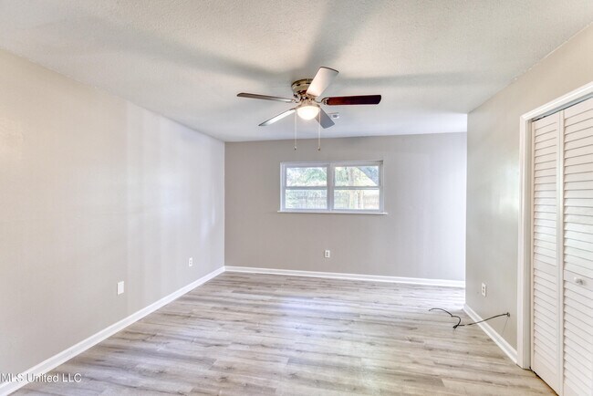 Building Photo - 504 N Island View Ave