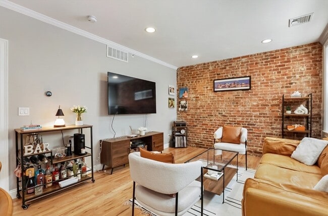 Building Photo - 454 Hanover St
