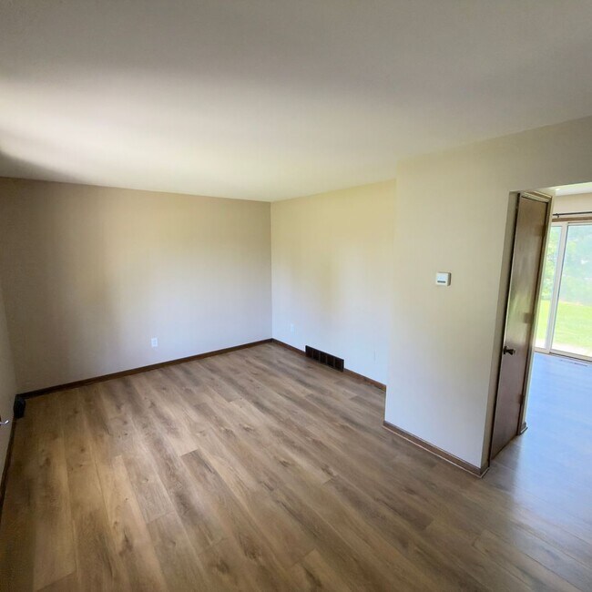 Building Photo - Updated Two Bedroom Duplex in Jenison!