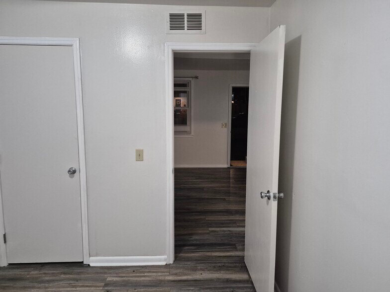 Building Photo - 1717 24th Ave N