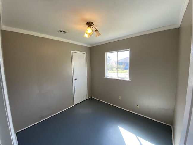 Building Photo - Spacious 4-Bedroom Home – Section 8 Welcome!