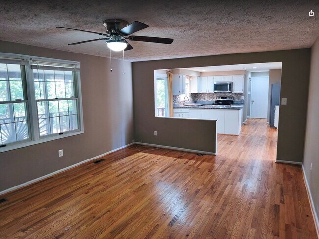 Building Photo - Inviting Townhome in Sterling with Spaciou...