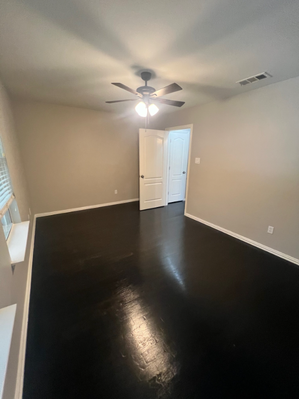 Building Photo - 2213 Ridgewood Dr