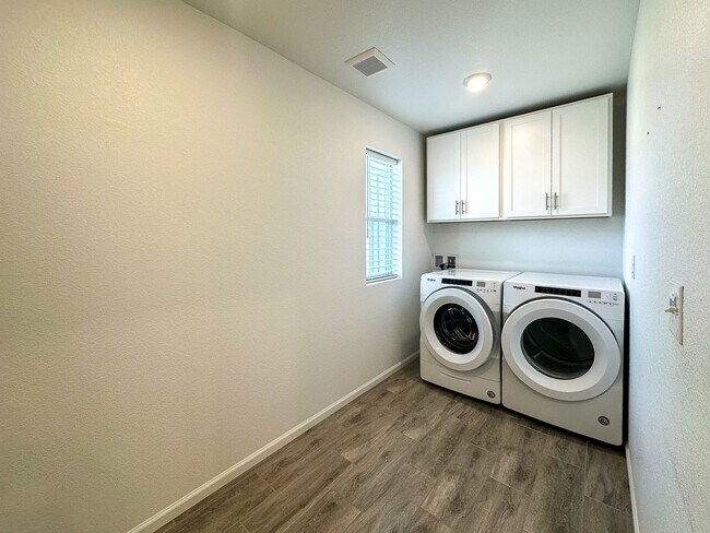 Building Photo - Senderos Creek 3bd paired home