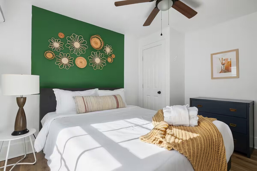 Building Photo - 4995 Chateau Ave