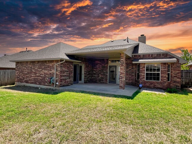 Building Photo - Absolutely Gorgeous Home in Moore with Spa...
