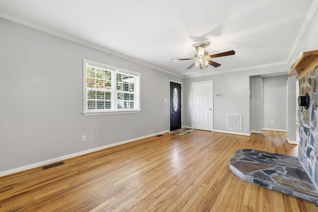 Building Photo - Modern Updates in this Classic 3bedroom/2.5 Bath Home in Erwin