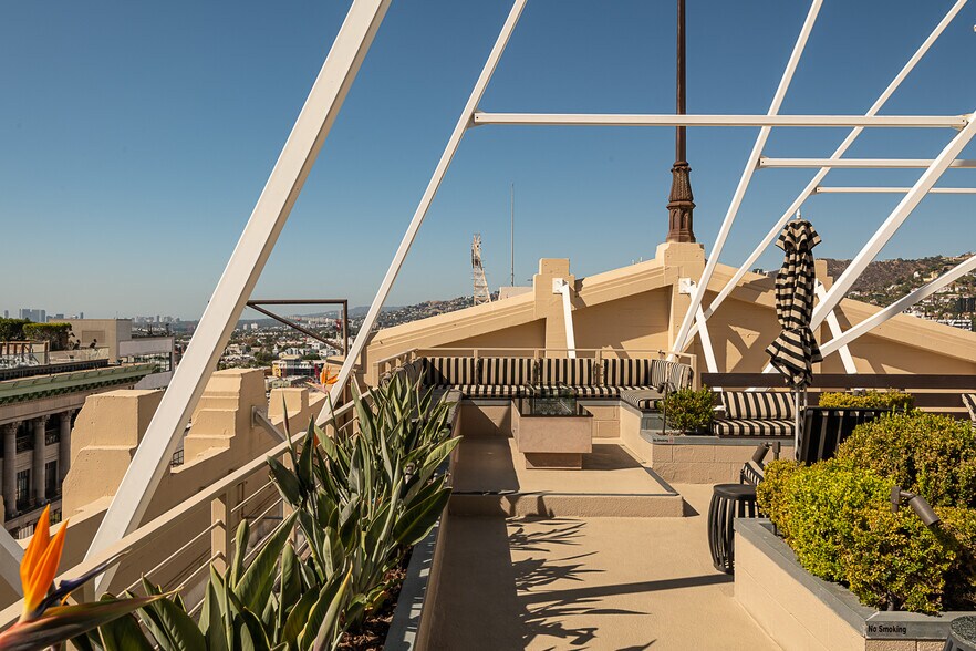 Building Photo - 6253 Hollywood Blvd