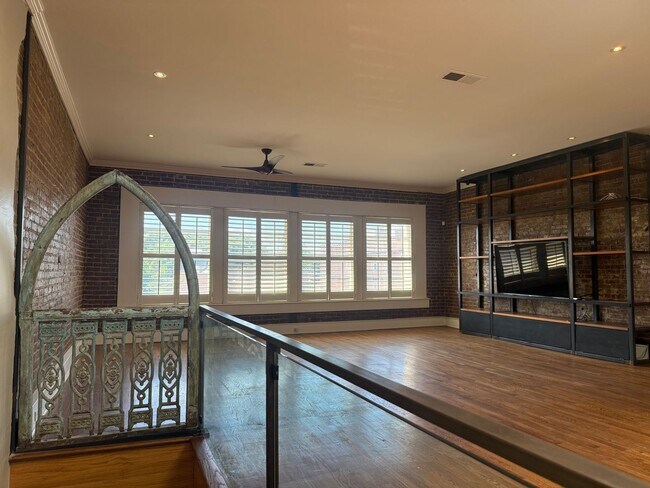 Building Photo - Completely Renovated Downtown Memphis Loft with Rooftop Skyline Views.