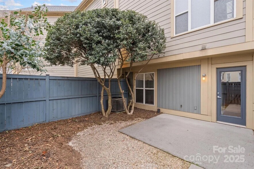 Private Backyard - 840 Garden District Dr