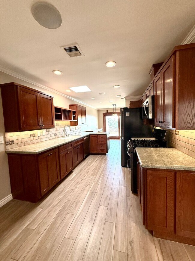 Building Photo - Coveted Highpoint Property