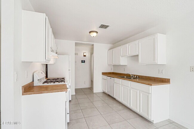 Building Photo - 14208 Desert Fire Ct