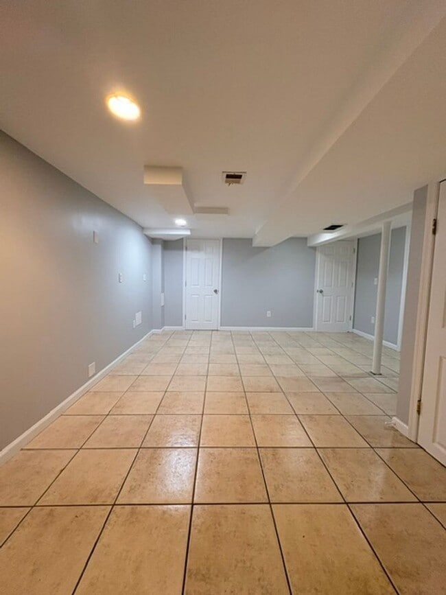 Building Photo - 900 Neal Dr