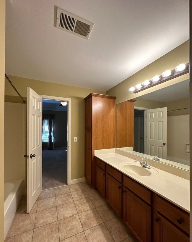 Building Photo - 10135 Ridgewood Oak Dr