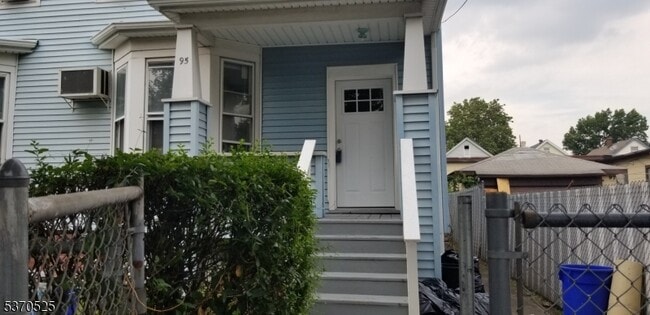 Primary Photo - 95 Monroe St