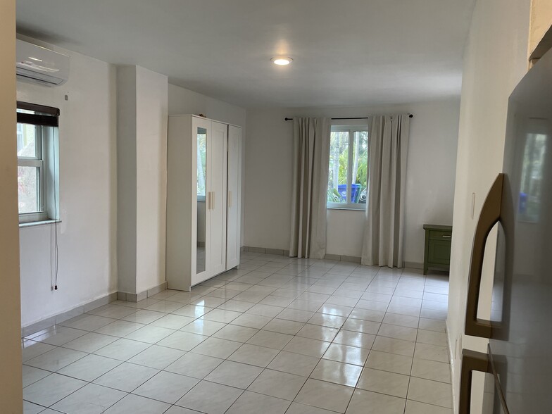 Building Photo - 1736 SW 12th St