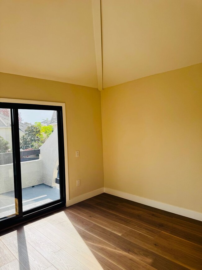 Building Photo - Remodelled 3/3 Townhome For Rent in Huntin...