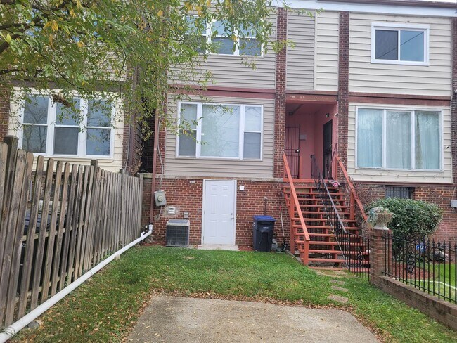 Building Photo - Spacious 3 BR/2 BA Townhome  in Greenway!