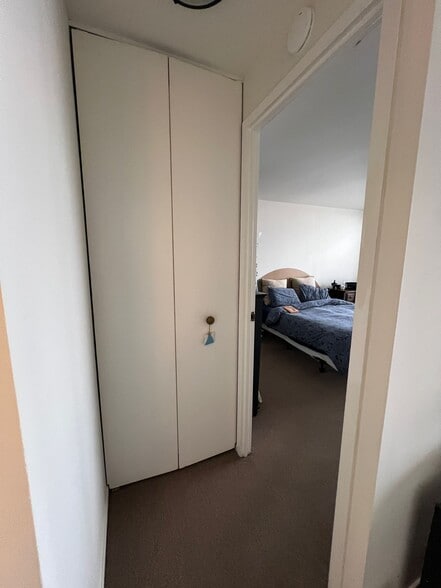 Linen Closet - 4343 N CLARENDON Ave