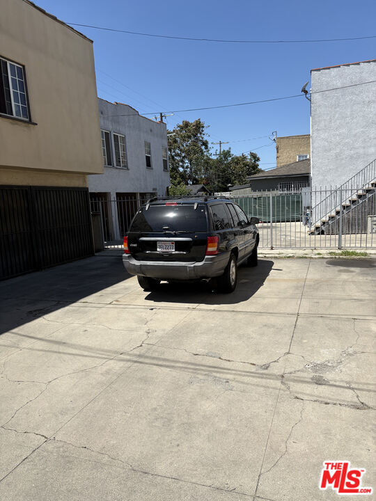 Building Photo - 1050 W 60th Pl