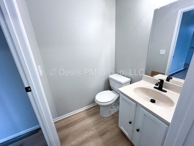 Building Photo - 709 Academy Dr