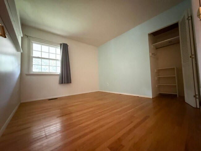 Building Photo - AVAILABLE NOW AUGUST 2025.  MONTHLY RENT I...