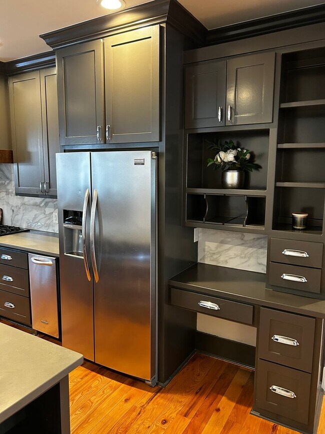 Building Photo - UNFURNISHED Beautiful Large Home Available Now on North Walnut in Fayetteville !!