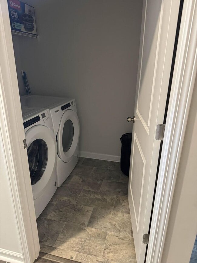 Building Photo - 469 Kentbury Ct