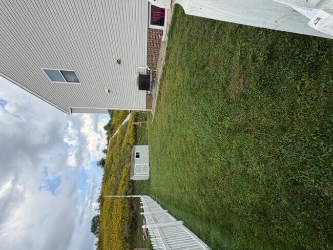Building Photo - 422 Labrador Ln