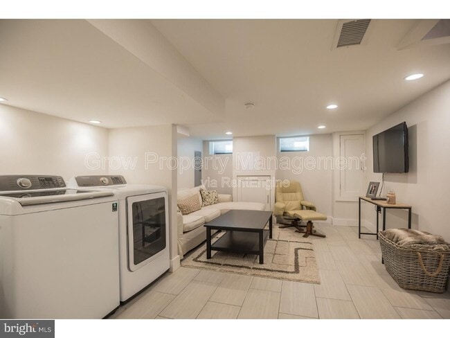 Building Photo - 533 Manton St