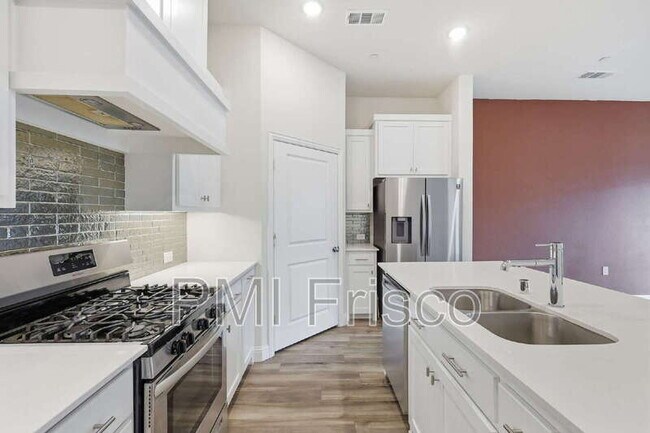 Building Photo - 1044 3rd St