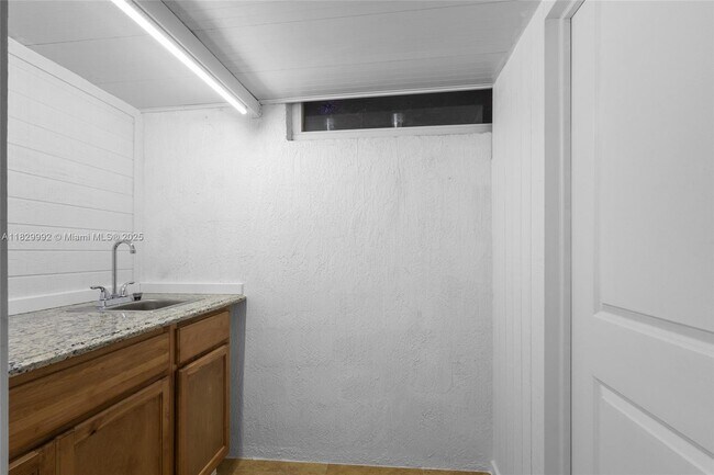 Building Photo - 2515 W 65th St