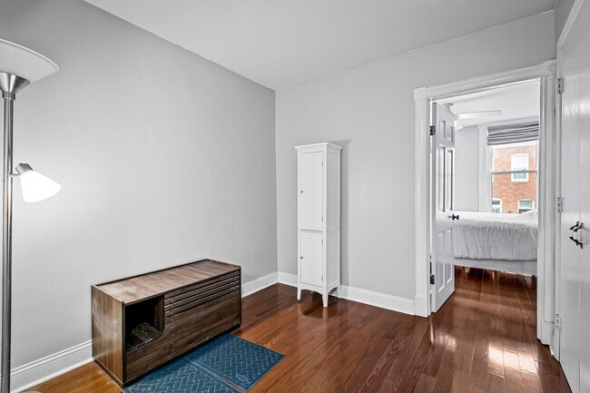 Building Photo - 616 S Streeper St