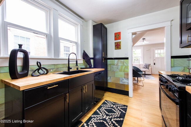 Building Photo - 1671 Trigg St