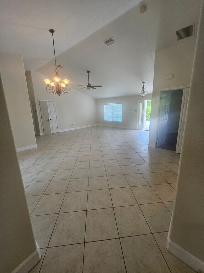Building Photo - Rotonda Duplex