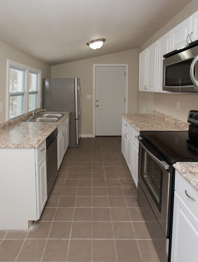 Building Photo - Beautiful 3 Bedroom 1 Bath Home - Pyramid ...