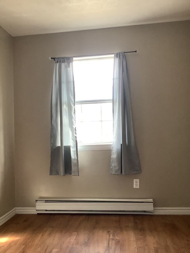 Building Photo - Newly Renovated - 3 Bed/2 Bath Townhouse - Available 06/04/2026