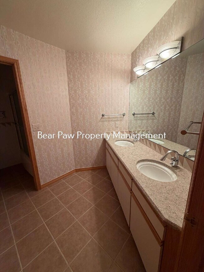 Building Photo - "Embrace Spacious Livingin this  3-Bedroom Gem in Genesee!"