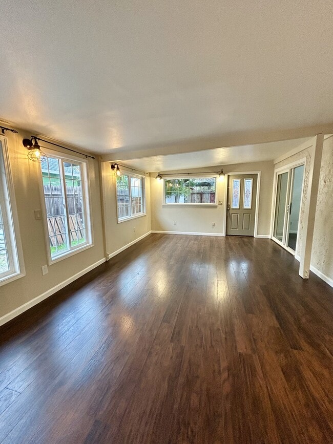 Building Photo - 461 Pamela Dr