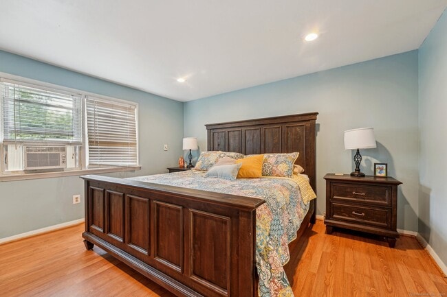 Building Photo - 44 Simsbury Manor Dr