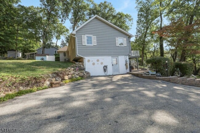 Building Photo - 336 Lakeview Ave