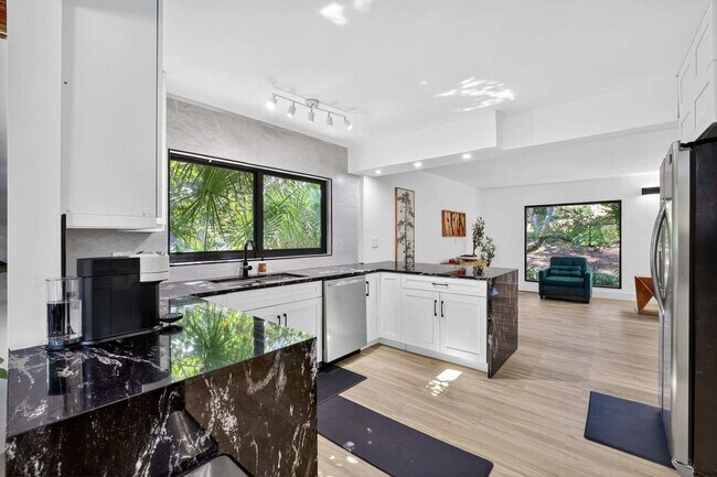 Building Photo - 511 S Riverhills Dr