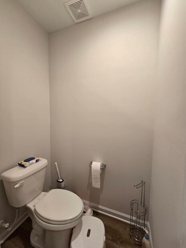 Building Photo - 1922 Flagpole Dr